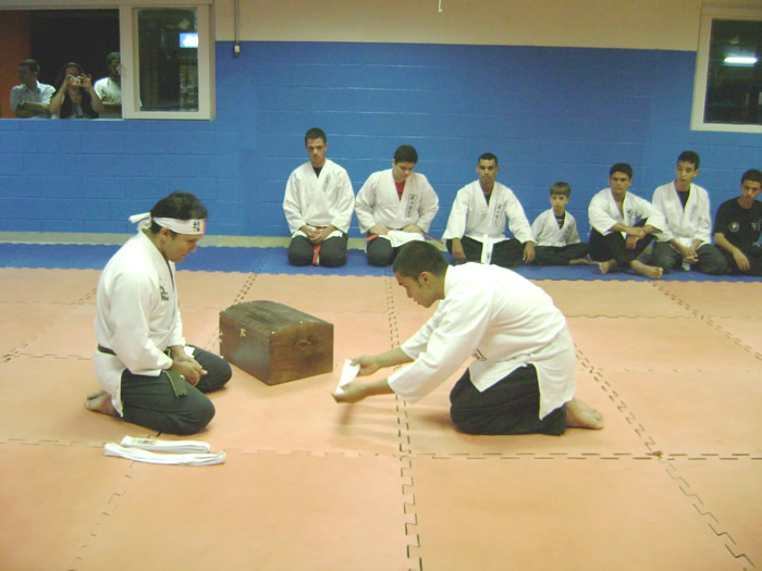 Cido entregando faixa ao Shidoshi